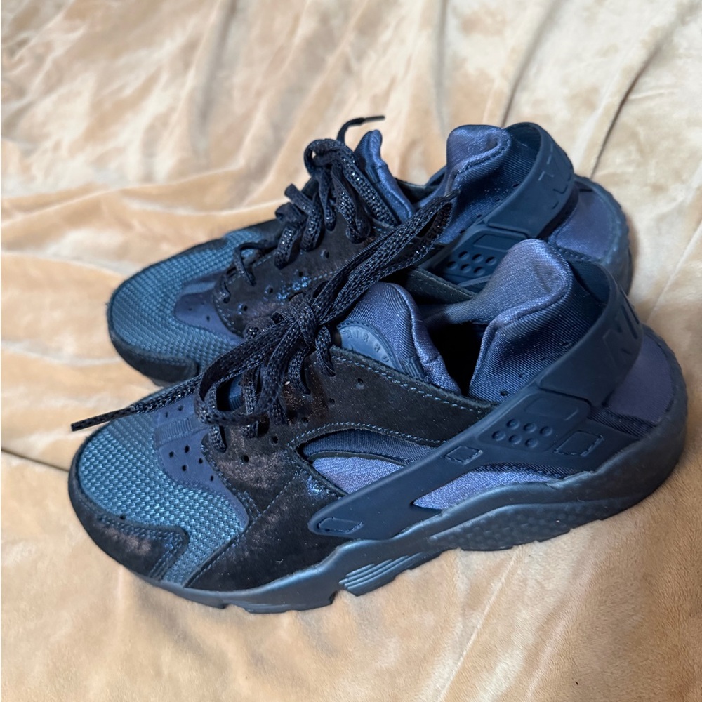 Nike Air Hurache Black and Dark Blue Sneakers 8.5